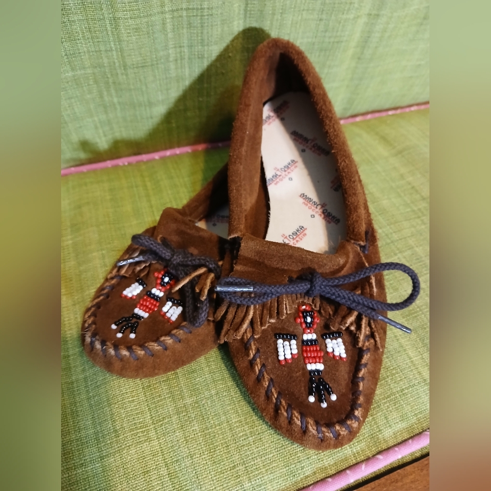 Minnetonka Womens Moccasins Size 6 Brown Suede Beaded Thunderbird Soft Sole